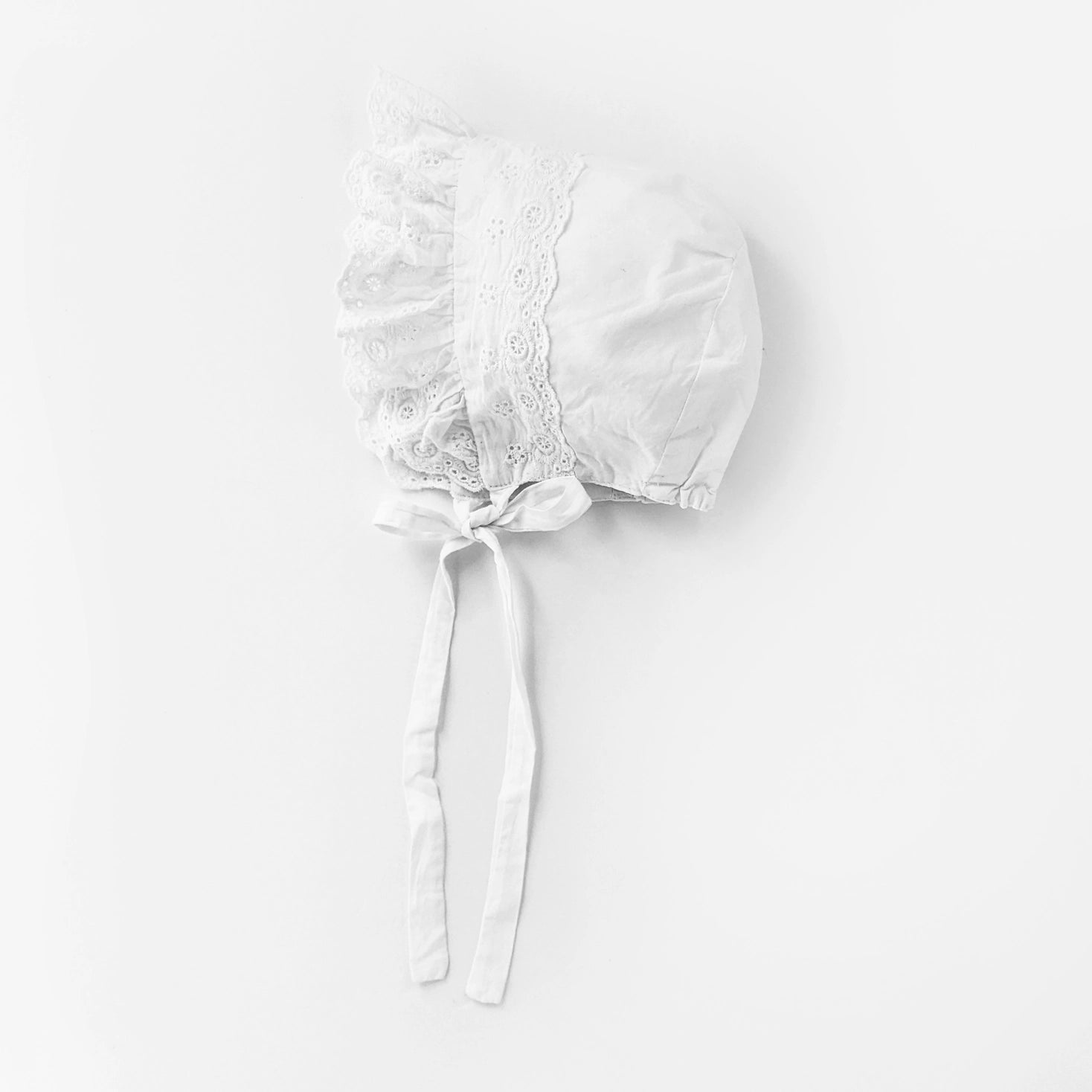 white floral bonnet ruffles