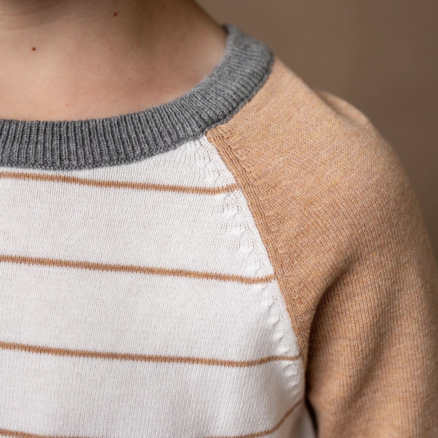 Hope and Henry Organic Raglan Sweater – Camel Heather Colorblock